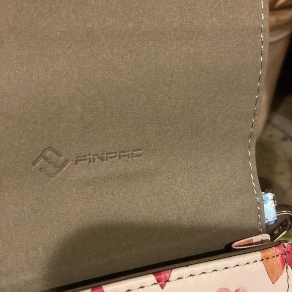 Heart wristlet Pinpac 💕💕💕​ - Picture 7 of 8